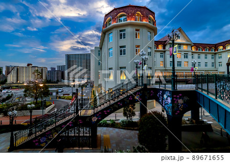 宝塚花乃みちの陸橋とその風景、4月1日、宝塚市、日本 宝塚花乃みちの陸橋とその風景、4月1日、宝塚市、日本 89671655