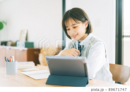 オンライン（タブレット）で学習する高校生 89671747