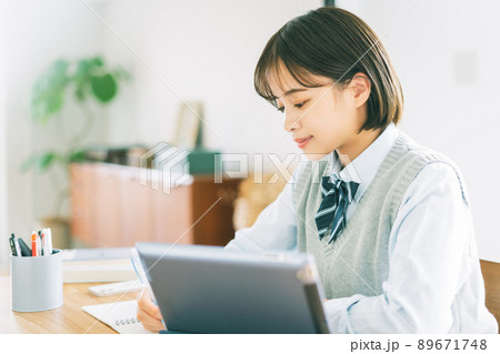 オンライン(タブレット)で学習する高校生 オンライン(タブレット)で学習する高校生 89671748