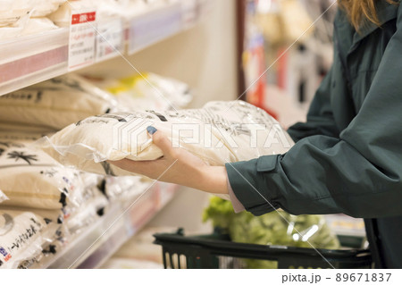 スーパーでお米を買う若い女性手元 89671837