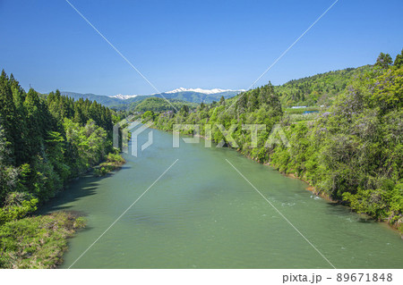 最上川と残雪の朝日連峰 最上川と残雪の朝日連峰 89671848