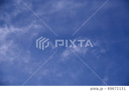 大空を飛ぶ飛行機 航空機 青空 空 巻雲 雲 背景 背景素材 イメージ 大空を飛ぶ飛行機 航空機 青空 空 巻雲 雲 背景 背景素材 イメージ 89672131