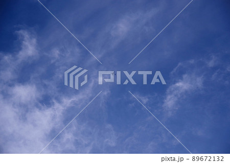 大空を飛ぶ飛行機 航空機 青空 空 巻雲 雲 背景 背景素材 イメージ 大空を飛ぶ飛行機 航空機 青空 空 巻雲 雲 背景 背景素材 イメージ 89672132