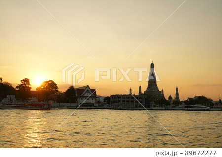 Evening View of Wat Arun and Chao Phraya River 89672277