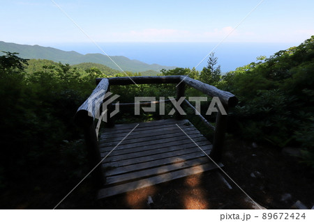 新潟 佐渡 大佐渡石名天然杉 展望台から見る佐渡の山並みと日本海 新潟 佐渡 大佐渡石名天然杉 展望台から見る佐渡の山並みと日本海 89672424