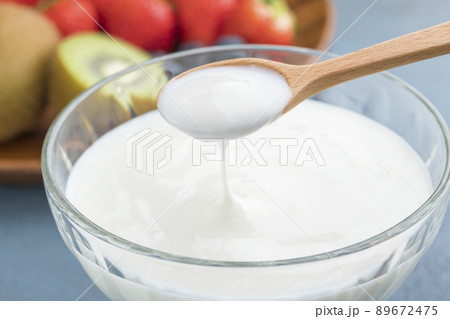 とろっとなめらかなヨーグルト 89672475