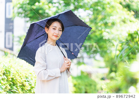 日傘をさす女性（紫外線対策・日焼け止め・UVケア・熱中症対策・美容・ビューティー） 89672942