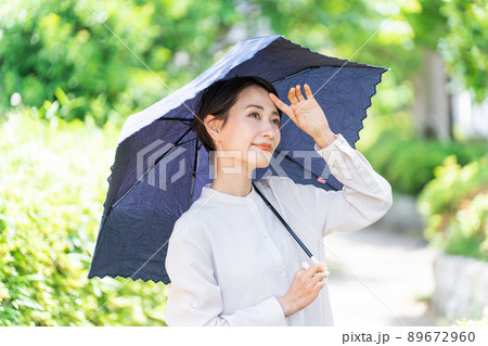 日傘をさす女性（紫外線対策・日焼け止め・UVケア・熱中症対策・美容・ビューティー） 89672960