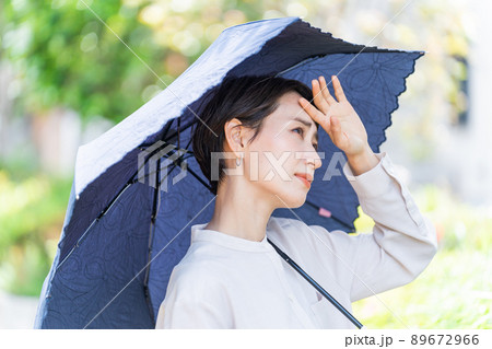 日傘をさす女性(紫外線対策・日焼け止め・UVケア・熱中症対策・日光アレルギー・体調不良) 日傘をさす女性(紫外線対策・日焼け止め・UVケア・熱中症対策・日光アレルギー・体調不良) 89672966
