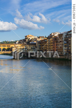 サンタ・トリニタ橋から眺めるヴェッキオ橋(イタリア-フィレンツェ) サンタ・トリニタ橋から眺めるヴェッキオ橋(イタリア-フィレンツェ) 89673001