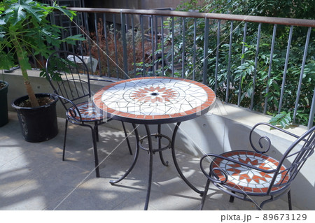 おしゃれなテーブルと椅子 89673129