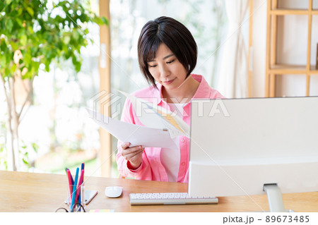 リモートワークする若い女性 89673485