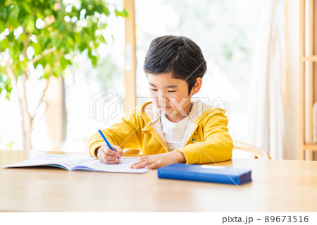リビングで勉強する男の子 89673516