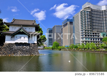 皇居の桜田巽櫓と大手町ビル群 89673586