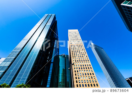 変わり続ける東京 汐留の高層ビル街と快晴の青空 2022.04 c-2 高彩度コントラスト 変わり続ける東京 汐留の高層ビル街と快晴の青空 2022.04 c-2 高彩度コントラスト 89673604