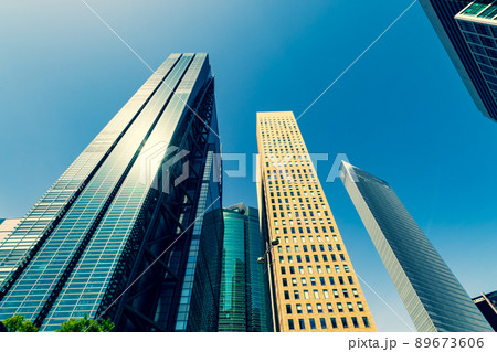 変わり続ける東京 汐留の高層ビル街と快晴の青空 2022.04 c-4 暖色寒色強調 変わり続ける東京 汐留の高層ビル街と快晴の青空 2022.04 c-4 暖色寒色強調 89673606