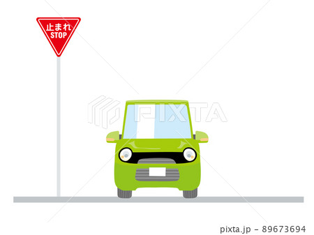 一時停止をしている軽自動車の正面のイラスト　漫画タッチ　白背景　一時停止標識 89673694