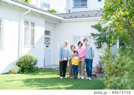 庭で遊ぶ三世代家族 89673758