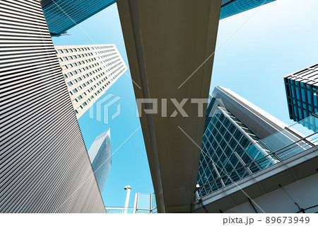 変わり続ける東京 汐留 回廊下から見上げる高層ビルと青空 2022.04　a-3 ライトカラー 89673949