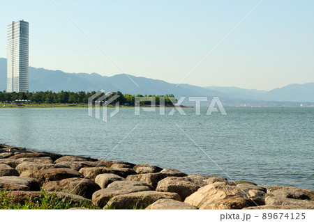 琵琶湖畔サンシャインビーチの初夏の風景 89674125