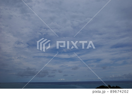 青い海と白い雲で覆われた空 青い海と白い雲で覆われた空 89674202
