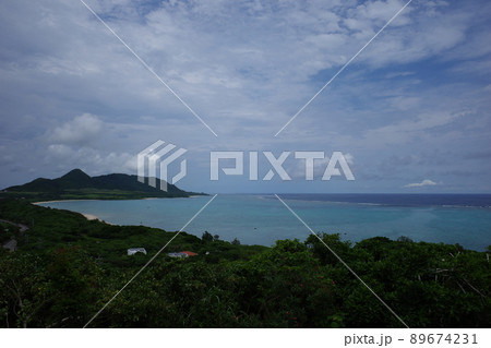 玉取﨑展望台からみた平久保半島と太平洋の青い海 89674231