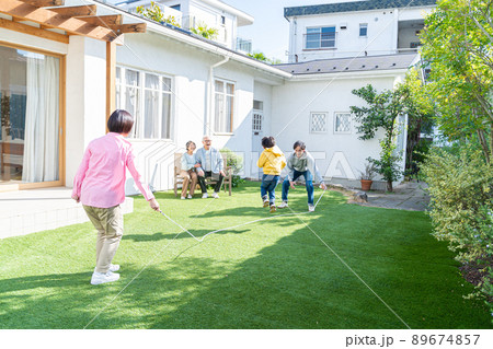 庭で遊ぶ三世代家族 89674857