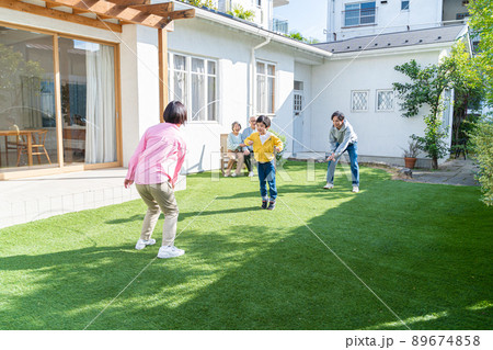 庭で遊ぶ三世代家族 庭で遊ぶ三世代家族 89674858