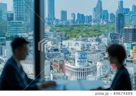 渋谷のおしゃれなビルで働くビジネスマンと都市風景　顔なし 89674889