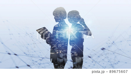 都会のビル風景が多重露光コラージュされた女性のシルエットデザイン 89675607