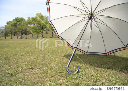 外出するときには日傘で紫外線対策 外出するときには日傘で紫外線対策 89675661
