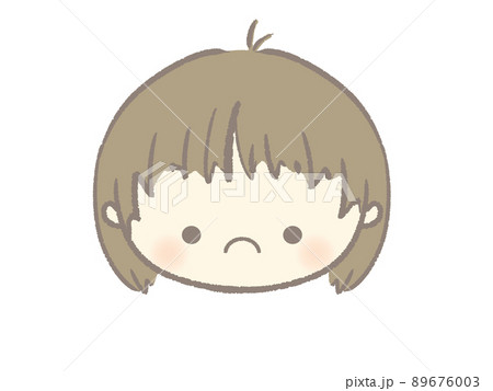 少し不機嫌な顔の女の子のイラスト 89676003