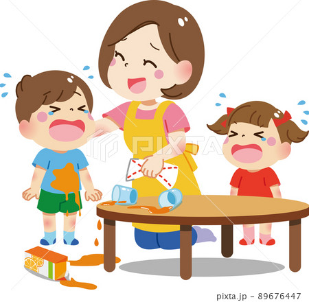 ジュースをこぼした男の子と励ますお母さん 89676447