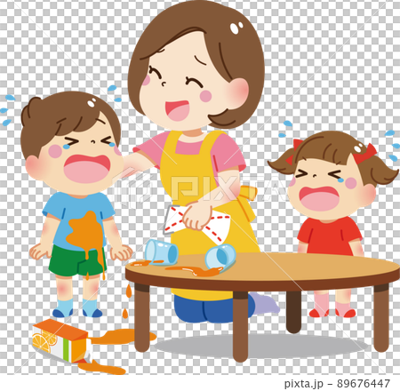 ジュースをこぼした男の子と励ますお母さん 89676447