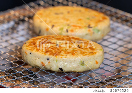 豆腐ハンバーグ 七輪で炭火焼き 豆腐ハンバーグ 七輪で炭火焼き 89676526