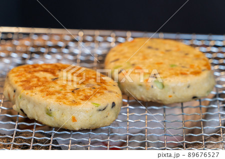 豆腐ハンバーグ 七輪で炭火焼き 豆腐ハンバーグ 七輪で炭火焼き 89676527