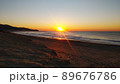 冬の寒い海岸の美しい日の出～遠景 89676786