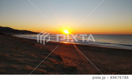 冬の寒い海岸の美しい日の出~遠景 冬の寒い海岸の美しい日の出~遠景 89676786