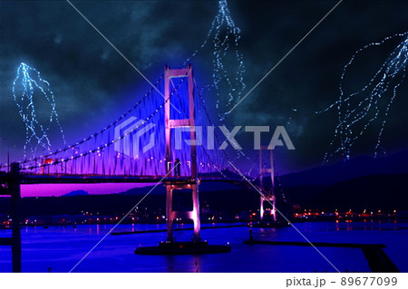 白鳥大橋に架かる稲妻 89677099