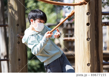 公園で元気に遊ぶ男の子 公園で元気に遊ぶ男の子 89677155