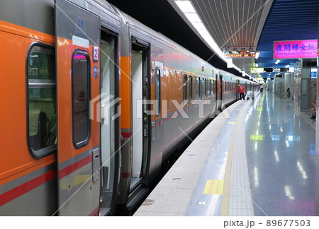 台鉄の地下ホームに停車中の自強号と、夜間女性専用乗車口 台鉄の地下ホームに停車中の自強号と、夜間女性専用乗車口 89677503
