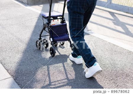 シルバーカーを引いて散歩する高齢者 89678062