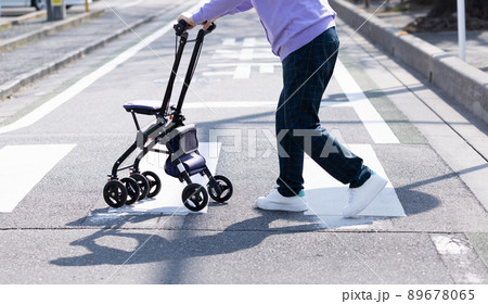 シルバーカーを引いて散歩する高齢者 シルバーカーを引いて散歩する高齢者 89678065