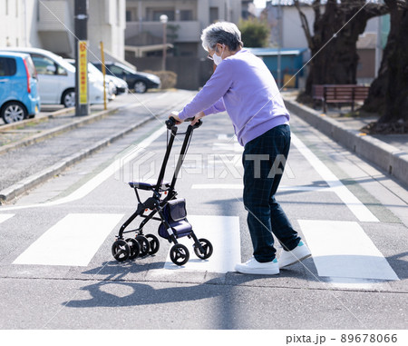 シルバーカーを引いて散歩する高齢者 89678066