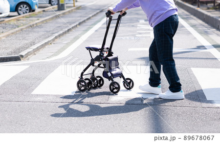 シルバーカーを引いて散歩する高齢者 89678067