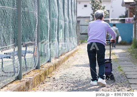 シルバーカーを引いて散歩する高齢者 89678070