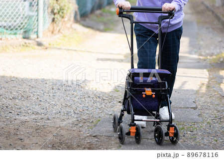 シルバーカーを引いて散歩する高齢者 89678116