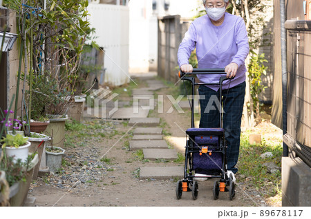 シルバーカーを引いて散歩する高齢者 89678117