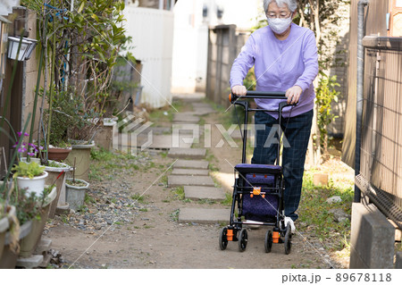 シルバーカーを引いて散歩する高齢者 89678118