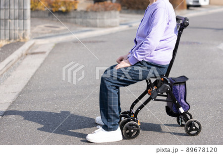 シルバーカーを引いて散歩する高齢者 89678120